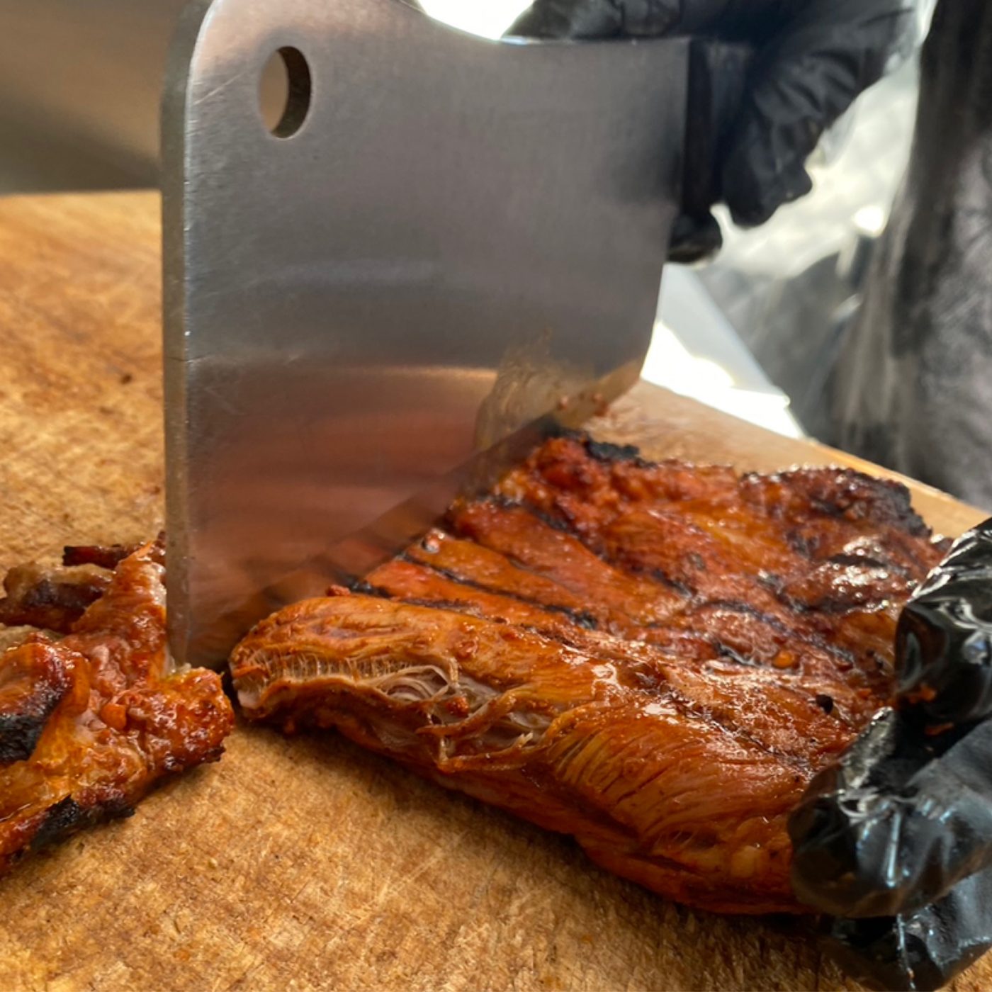 Picando carne asada a la leña para burritos