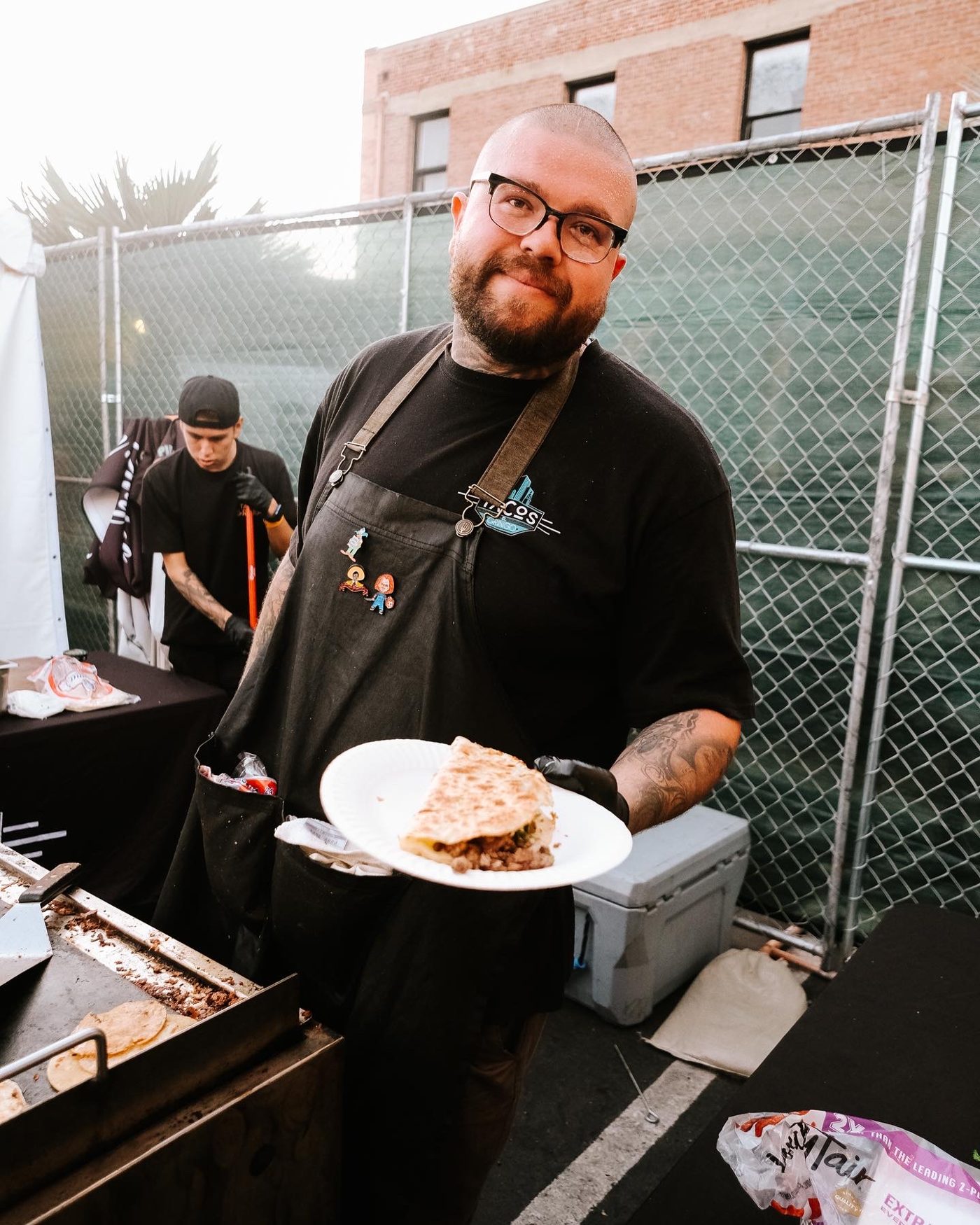 Sirviendo tacos frescos en un evento al aire libre