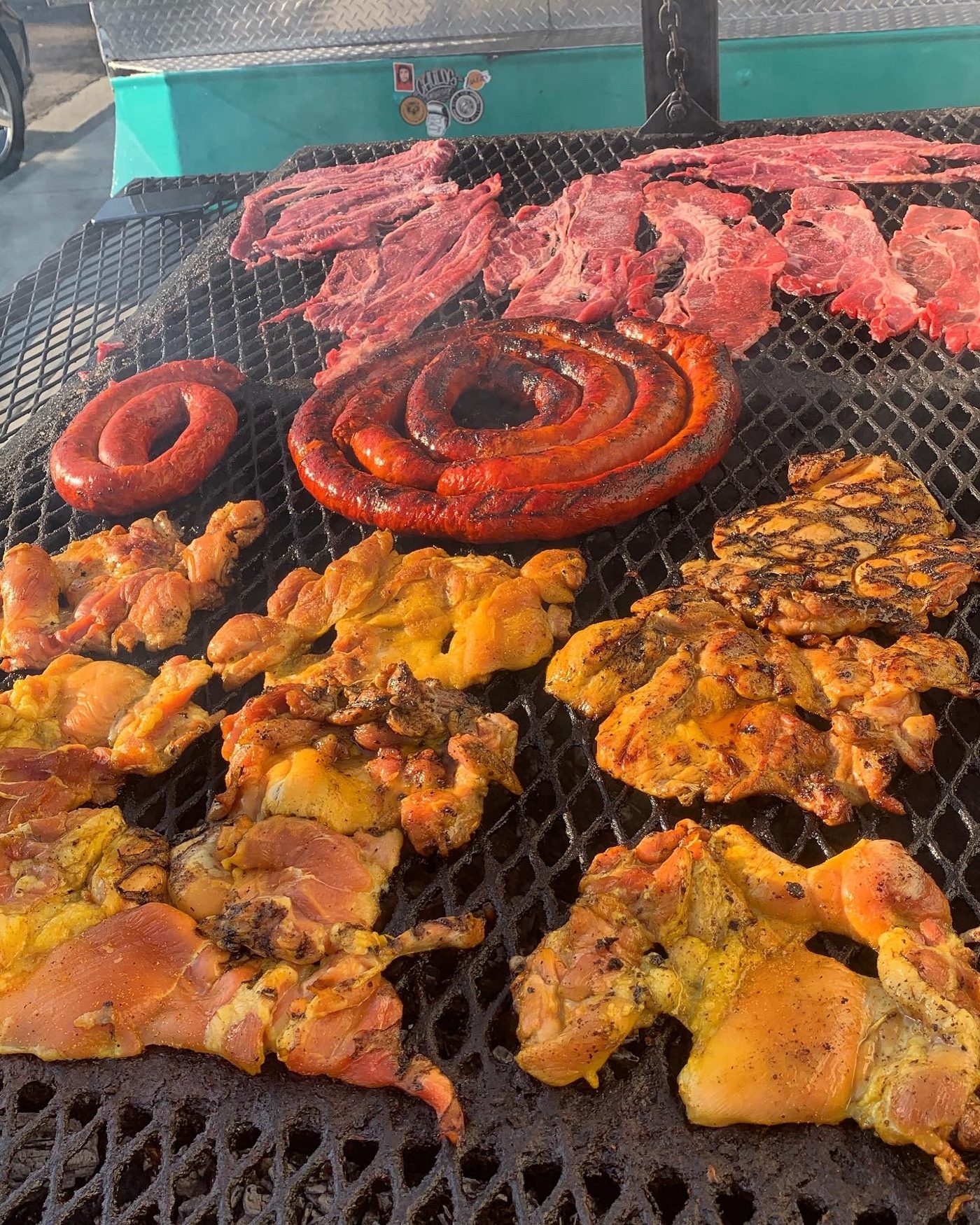 Chorizo, pollo y asada en la parrilla