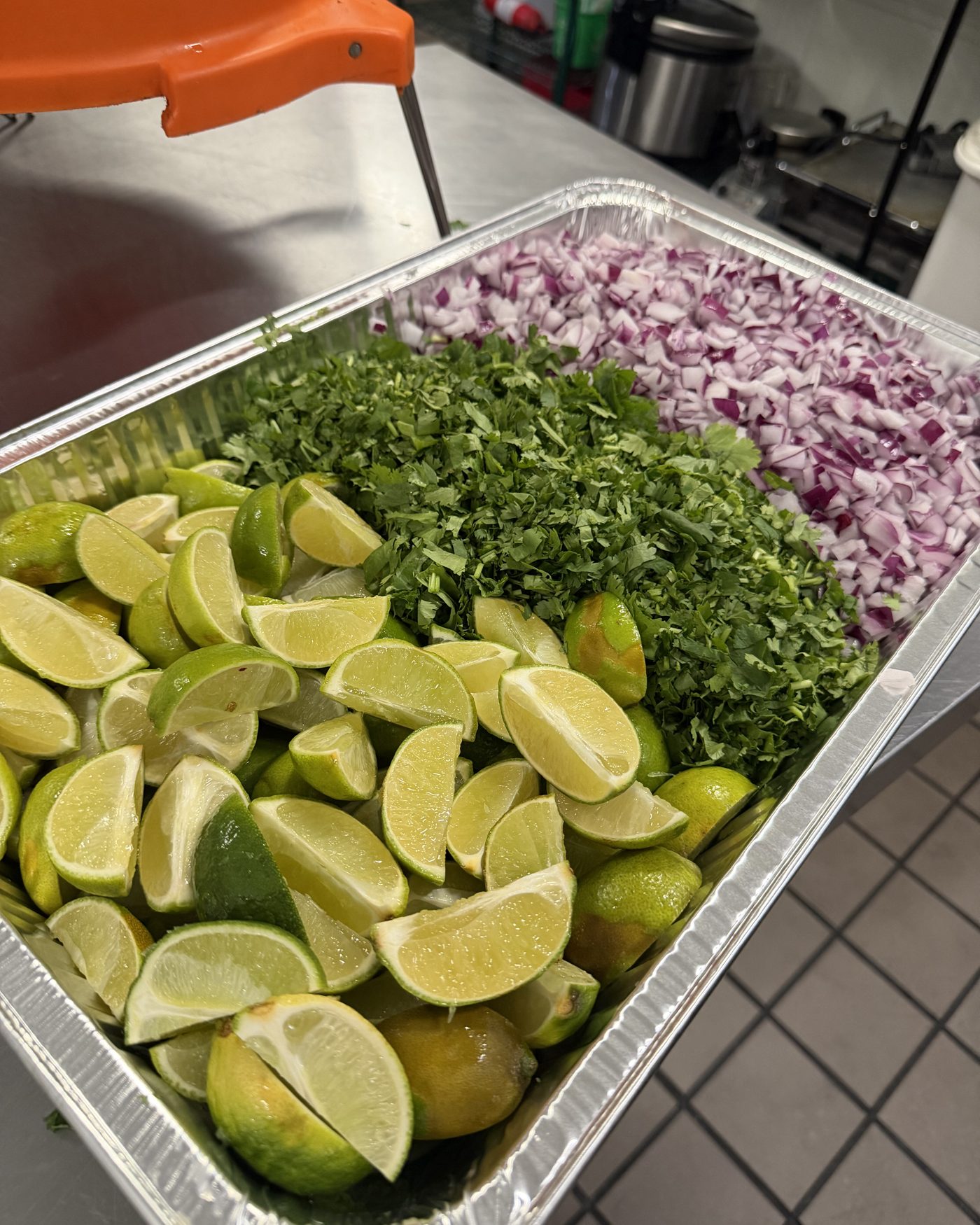 Limones, cilantro y cebolla listos para catering